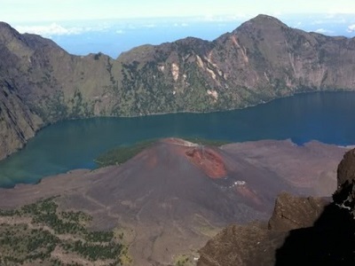 Senaru Anak en de kegel Barujari op Lombok